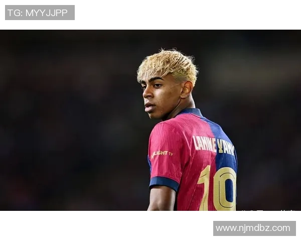 足球明星个人账号揭秘：他们如何在社交媒体上塑造形象与影响力